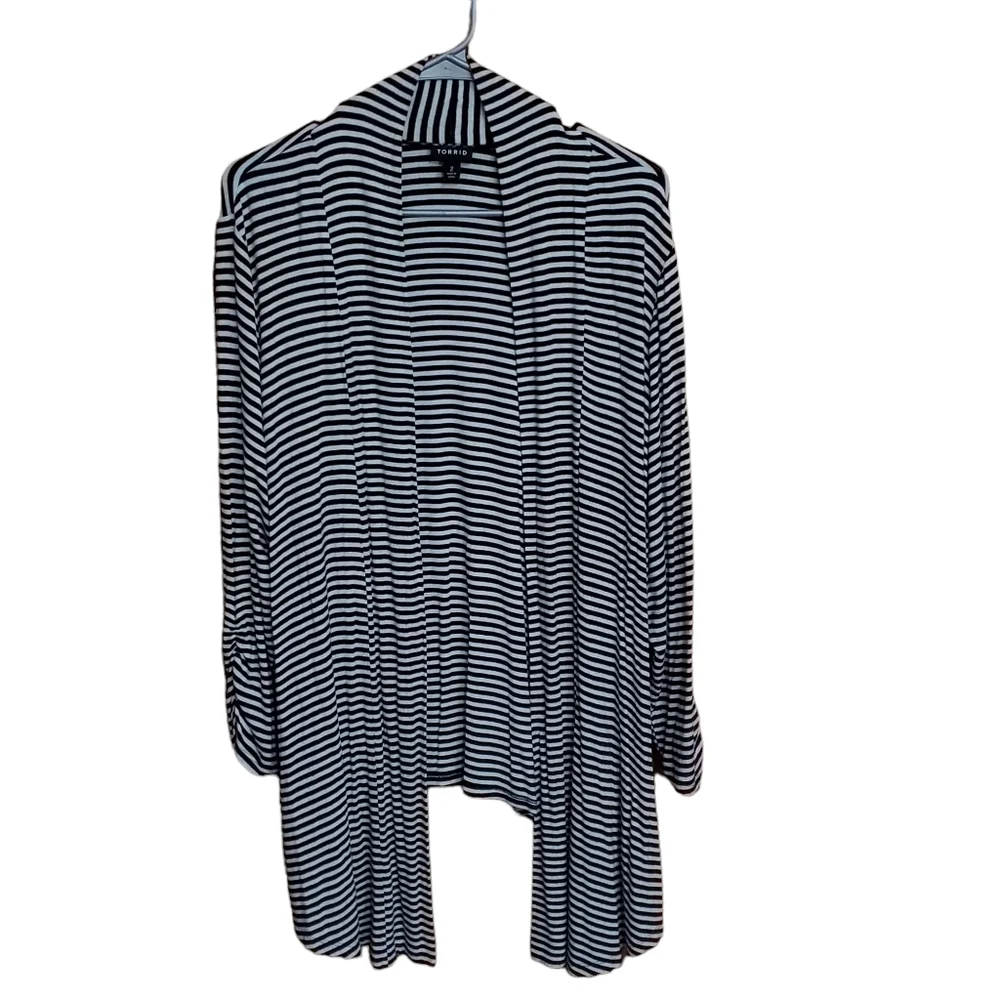 Torrid B&W rouched sleeve cardigan - Picture 14 of 14